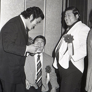 (左から)旧交を温めるストロング小林、寺西勇、マイティ井上