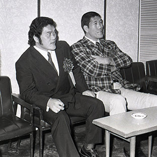 ジャイアント馬場（右）とストロング小林