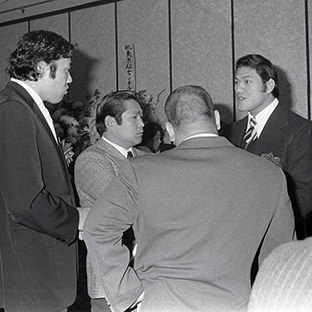 マシオ駒（中央奥）、山本小鉄（手前）の仲介で何やら話し込むジャンボ鶴田とアントニオ猪木