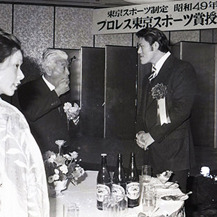 八田一朗日本レスリング協会会長（左）と話し込むアントニオ猪木