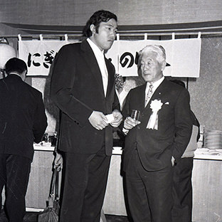 八田一朗日本レスリング協会会長（左）と話し込むジャンボ鶴田