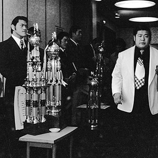 表彰式に向かうマイティ井上