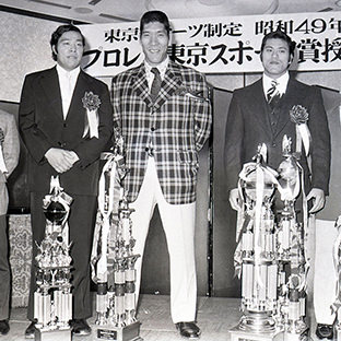 左からマシオ駒、ジャンボ鶴田、ジャイアント馬場、アントニオ猪木、山本小鉄、藤波辰巳