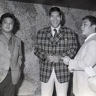 （右から）大仁田厚、ジャイアント馬場、サムソン・クツワダ