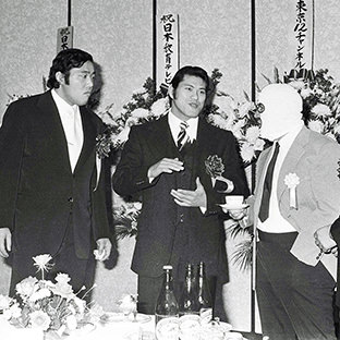 （左から）ジャンボ鶴田、アントニオ猪木、ザ・デストロイヤー、小林