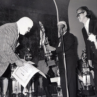 ザ・デストロイヤー、右は本紙・井上社長