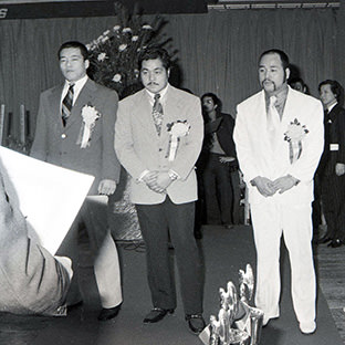 (右から)スネーク奄美、高千穂明久、藤原喜明