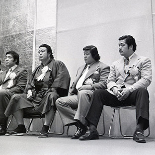 (右から)スネーク奄美、高千穂明久、マイティ井上、ラッシャー木村、ジャンボ鶴田、ジャイアント馬場