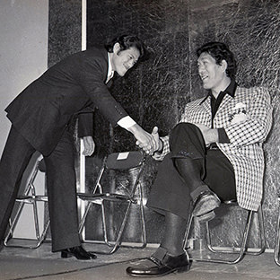 握手するジャイアント馬場(右)とアントニオ猪木