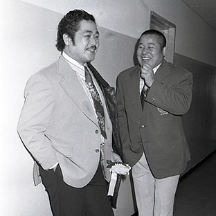 旧交を温める高千穂明久と永源遙(右)