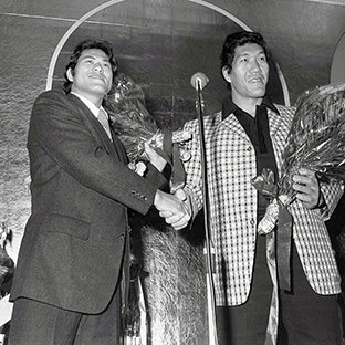 ジャイアント馬場(右)とアントニオ猪木