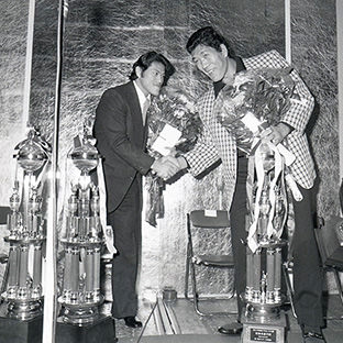 握手をかわすジャイアント馬場とアントニオ猪木(左)