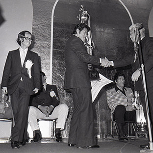 アントニオ猪木、左は本紙・井上社長