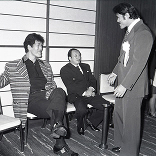 (左から)ジャイアント馬場、国際プロレス・吉原代表にあいさつするアントニオ猪木