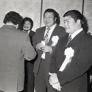 (左から)魁勝司、柴田勝久、ラッシャー木村、寺西勇