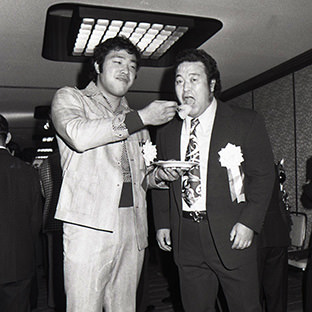 ジャンボ鶴田(左)とラッシャー木村