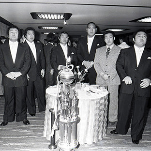 表彰式を見つめる木村健、栗栖、木戸、ミスター高橋、小沢、佐山、荒川