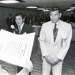 ストロング小林(左)と坂口征二