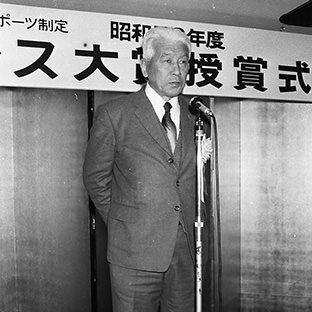 あいさつするプレゼンターの八田一朗・日本レスリング協会会長