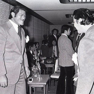 アントニオ猪木(左)とアニマル浜口