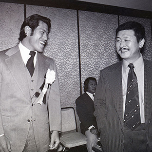 アントニオ猪木(左)とミスター林