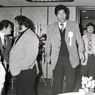 会場入りするジャイアント馬場と付き人の大仁田厚（右奥）、左は魁勝司、大熊元司