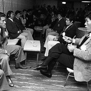 語り合うジャイアント馬場(右)とアントニオ猪木