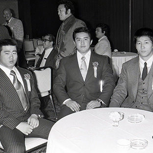 (左から)斎藤弘幸、平田淳ニ、前田明、中央奥は荒川真