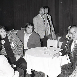 (左から時計回りに)百田光、ロッキー羽田、大熊、ハル薗田、大仁田厚、永源遥、グレート小鹿