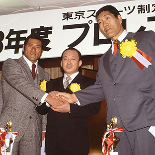 3団体がガッチリ握手、(左から)アントニオ猪木、吉原功、ジャイアント馬場