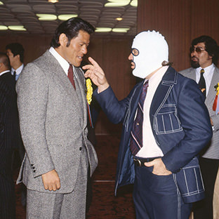 アントニオ猪木(左)とザ・デストロイヤー、右後方はキム・ドク