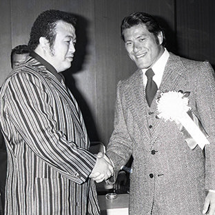 アントニオ猪木とラッシャー木村(左)