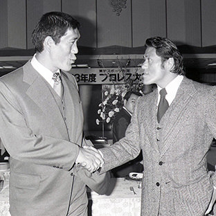 ジャイアント馬場(左)とアントニオ猪木