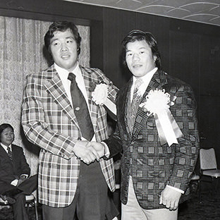 ジャンボ鶴田(左)と藤波辰巳