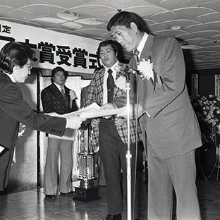 ジャンボ鶴田(奥)とジャイアント馬場