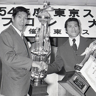 (左から)ジャイアント馬場とアントニオ猪木