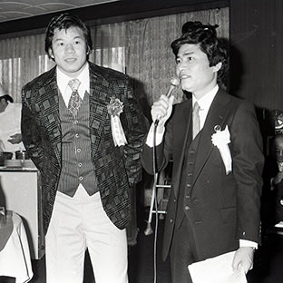 藤波辰巳(左)にインタビューする日本テレビの倉持隆夫アナ