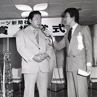 アニマル浜口(左)にマイクを向ける司会の古舘伊知郎アナ