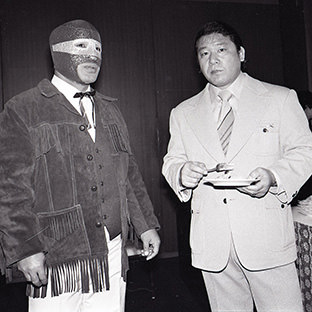 アニマル浜口とマッハ隼人(左)