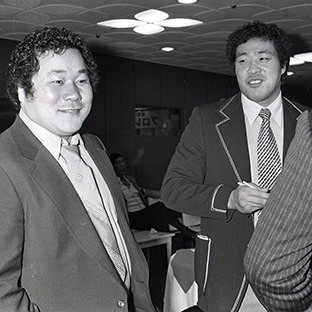 ジャンボ鶴田(右)と永源遙