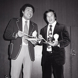 ジャンボ鶴田と藤波辰巳(右)
