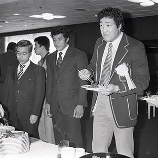 右からジャンボ鶴田、ジョージ高野、前田明