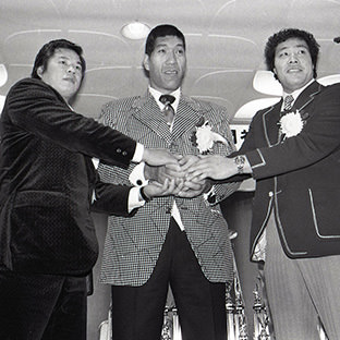 左から藤波辰巳、ジャイアント馬場、ジャンボ鶴田