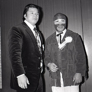 藤波辰巳(左)とマッハ隼人