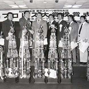 左から前田明、石川隆士、長州力、ジャンボ鶴田、アントニオ猪木、藤波辰巳、天龍源一郎、阿修羅原、アニマル浜口、タイガーマスク、魁勝司