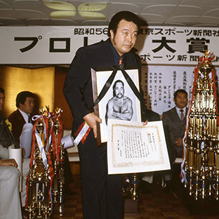 スネーク奄美の代理・ラッシャー木村