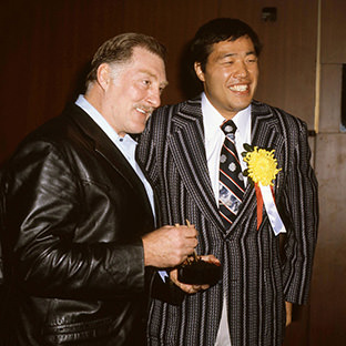 (左から)カール・ゴッチ、ジャンボ鶴田