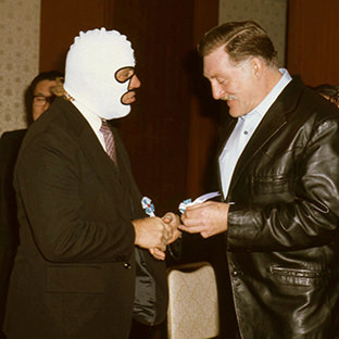 (左から)ザ・デストロイヤー、カール・ゴッチ