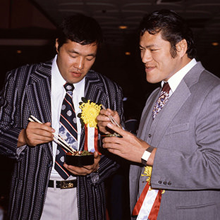 (左から)ジャンボ鶴田、アントニオ猪木