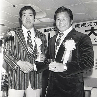 (左から)ジャンボ鶴田、藤波辰巳